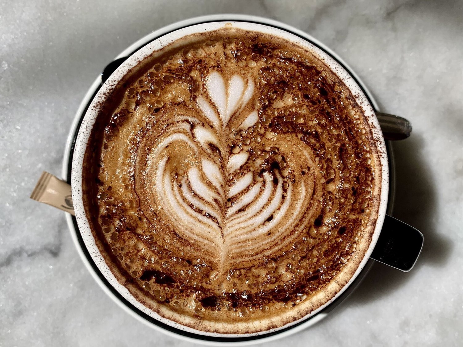 Frissen készült kávé latte art díszítéssel, illusztráció
