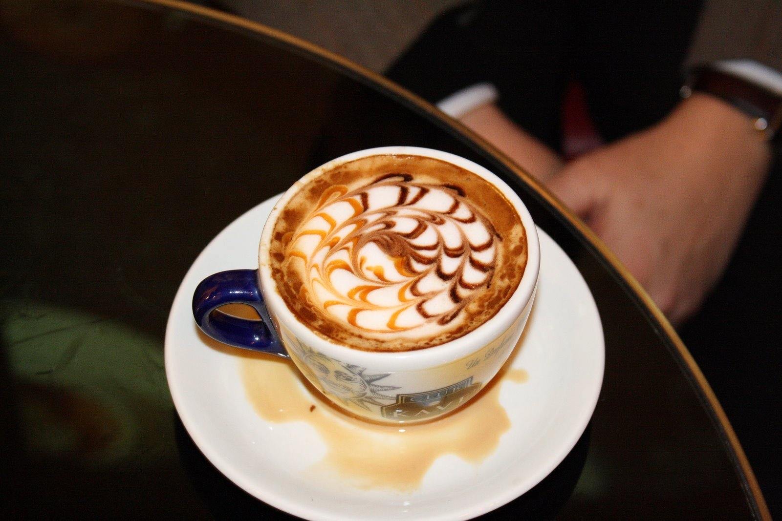 Cappuccino latte art díszítéssel, illusztráció