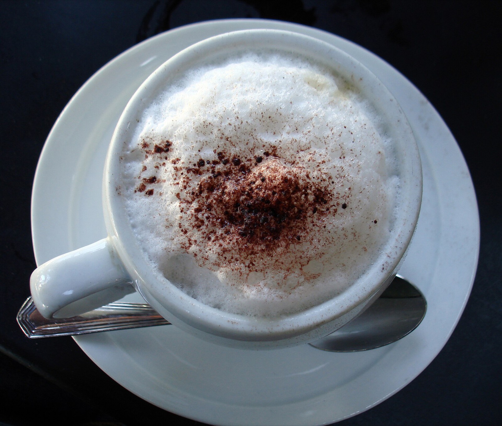 Cappuccino tejhabbal és kakaóval, illusztráció