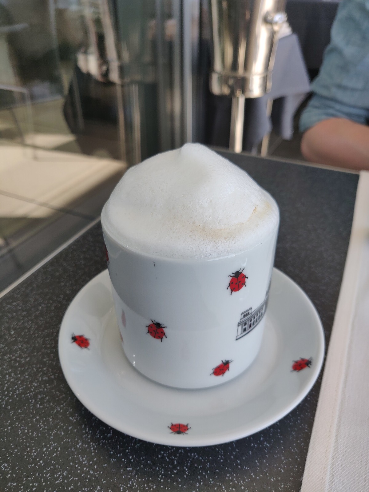Cappuccino gazdag tejhabbal, illusztráció