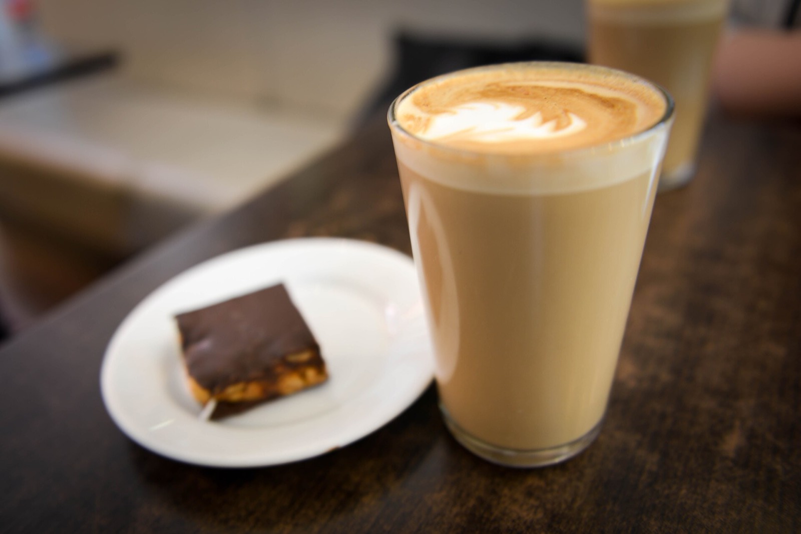 Latte és friss sütemény, illusztráció